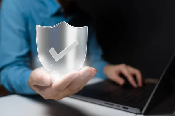 Sigorta ve korunmayı temsil eden bir kalkan simgesi resmi, sigorta ve iş bağlamlarında güvenlik, güvenlik ve risk yönetimi kavramlarını göstermek için idealdir