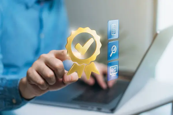 Dijital kalite sertifika ikonuna işaret eden kişi standartları, kalite güvencesini ve iş ortamında uyumu simgeler