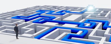 Karmaşık bir labirentin önünde duran ve çıkışa giden mavi yolu işaretleyen bir işadamı, problem çözmeyi, stratejik düşünmeyi sembolize ediyor ve ticari zorluklarda çözümler buluyor..