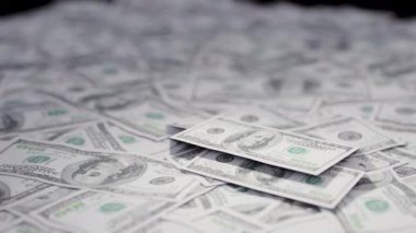 Gayrimenkul yatırımları kar getirir ve imaj, banknotları bir ev formatında birleştirerek oluşturulur.