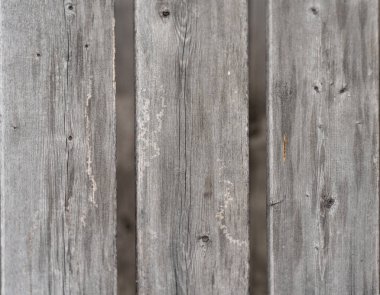 Yıpranmış gri ahşap kalaslar, yaş ve doku gösteriyor..