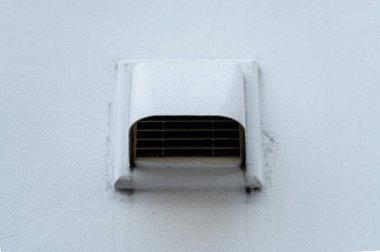 Hava sirkülasyonu için duvara monte edilmiş ızgara..