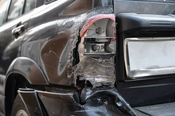 Araba paneli ve stop lambası ciddi hasar görmüş..