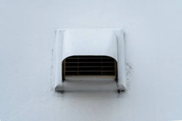 Hava sirkülasyonu için duvara monte edilmiş ızgara..