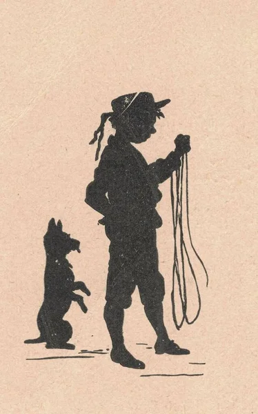 黒と白のアンティークイラストは男の子と犬を示しています ヴィンテージイラストは 少年と犬のシルエットを示しています おとぎ話の本から古い写真 ストーリーブックイラスト1910年発行 — ストック写真