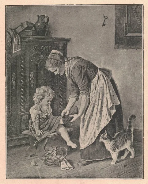 黒と白のアンティークのイラストは 少女の靴下を足につけている母親を示しています ヴィンテージの素晴らしいイラストは彼女の足に女の子の靴下を置くお母さんを示しています おとぎ話の本から古い素晴らしい画像 1910年に出版されたストーリーブックイラスト — ストック写真