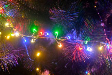 Noel ağacı süslemelerine yakın çekim. Noel ağacının ışıkları. Noel ve Yeni Yıl dekorasyonları.