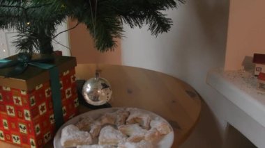Noel ağacı arka planı ve Noel süslemeleri. Noel ışıkları dallarda sallanıyor.