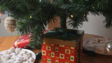 Noel ağacı arka planı ve Noel süslemeleri. Noel ışıkları dallarda sallanıyor.