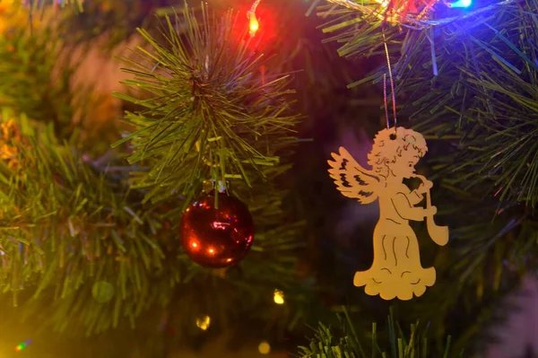 クリスマスツリーの装飾の閉鎖 クリスマスツリーのライト クリスマスと新年の装飾 飾りのあるクリスマスツリー 天使とクリスマスボール — ストック写真