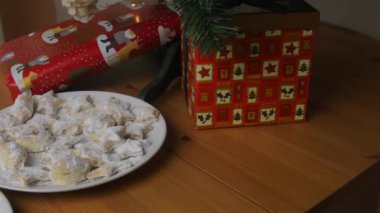 Noel ağacı olan bir Noel evi. Süslü bir Noel ağacına asılı mücevherlerin yakın çekimi.