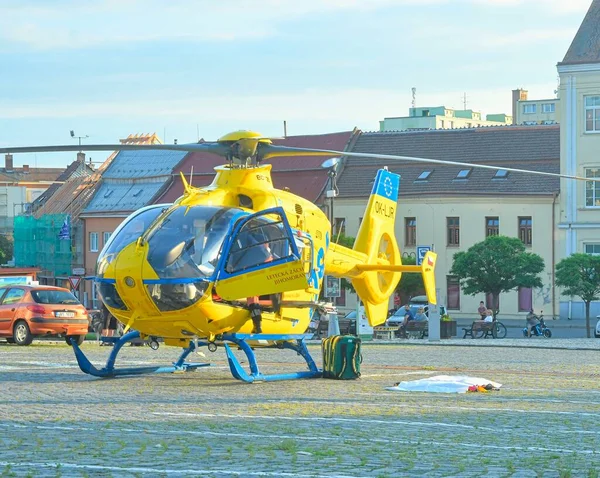 Hustopece Czech Tasavalta Kesäkuu 2022 Pelastushelikopteri Kaupungin Aukiolla Tsekin Pelastushelikopteri — kuvapankkivalokuva
