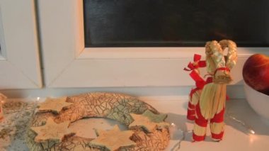 Noel ağacı mı? Noel ağacı süslemelerine yakın çekim. Noel ağacının ışıkları. Yılbaşı ve yılbaşı süsleri Noel ağacında. Süslemeli, hediyeli ve şekerli Noel ağacı. Pencere pervazında Noel süslemeleri.