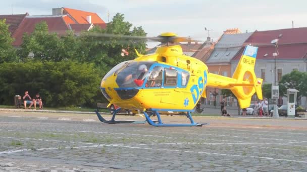 Hustopece チェコ共和国 6月25 2022 救助ヘリコプターは町の広場から離陸します チェコの救助ヘリコプター クリスチャン4 クリストファーのマーク — ストック動画