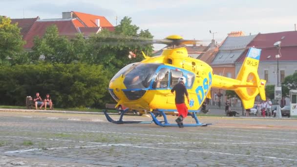 Stad Het Tsjechië Juni 2022 Reddingshelikopter Stijgt Vanaf Het Dorpsplein — Stockvideo