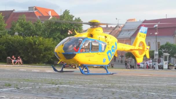 Hustopece Republica Czech Iunie 2022 Elicopterul Salvare Decolează Din Piața — Videoclip de stoc