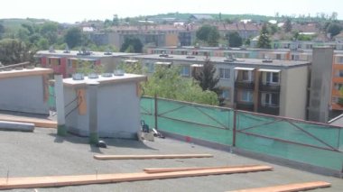 Binanın etrafındaki iskeleye. Üst kattan POV. Eski binanın yeniden inşası. Roofer iskelede olacak. Termal yalıtım yerleştiriliyor..