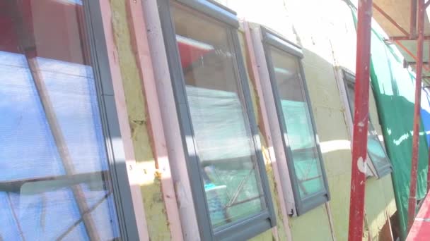 Andaimes Volta Edifício Pov Cima Andaimes Reconstrução Telhado Cobrindo Isolamento — Vídeo de Stock