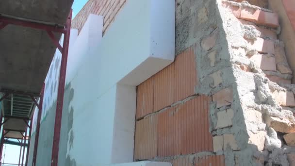 建物の周りに足場 足場の上からのPov 古い建物の再建 断熱材を置く 建物の壁にポリスチレン — ストック動画