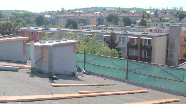 在大楼周围飞来飞去 Pov从上面的屋顶 旧楼的重建 屋顶上的脚手架 设置隔热装置 — 图库视频影像