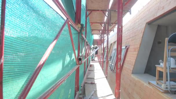 Andaimes Volta Edifício Pov Cima Andaimes Reconstrução Telhado Cobrindo Isolamento — Vídeo de Stock