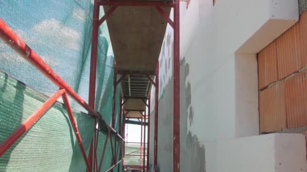 Scaffolding Sekitar Gedung Pov Dari Atas Perancah Rekonstruksi Bangunan Lama — Stok Video