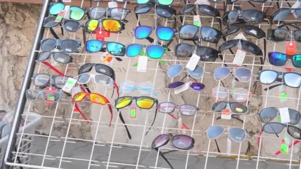 Дисплей Стойки Солнцезащитными Очками Перед Небольшим Магазином Общего Пользования Розничная — стоковое видео
