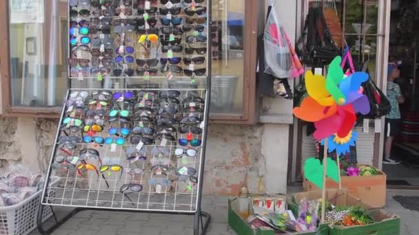 Cremalheira Exposição Com Óculos Sol Frente Uma Pequena Loja Geral — Vídeo de Stock