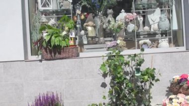 Çiçekçi dükkanına bak. Çiçekçi dükkanının dış görünüşü, çiçekçilerin sokak dekorasyonu. Çiçekçi dükkanının dışında bitkiler ve çiçekler var. Çiçek ve ev dekorasyonu küçük bir çiçekçinin önünde.