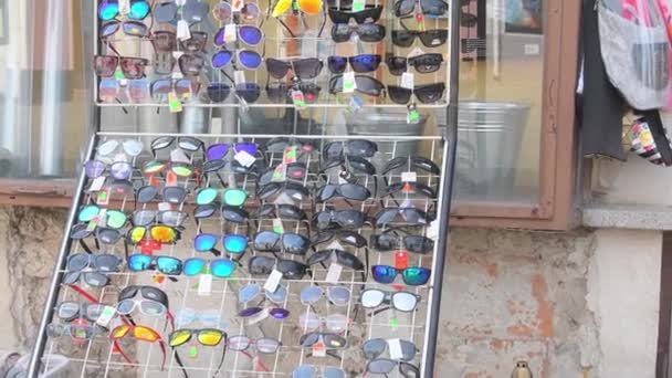 Tampilan Rak Dengan Kacamata Hitam Depan Toko Umum Kecil Retail — Stok Video