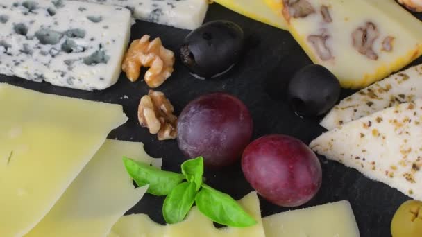 Sýrový Talíř Různými Sýry Hrozny Ořechy Černém Pozadí Italský Sýrový — Stock video