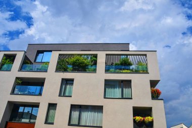 Uherske Hradiste, Çek Cumhuriyeti - 13 Temmuz 2018: Modern mimari. Çiçekli ve yeşillikli şehir terası. Şehir evi.