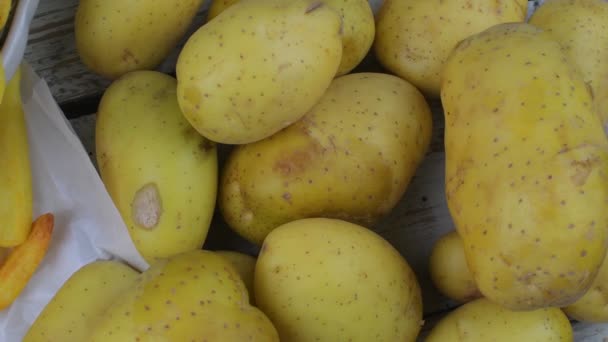 Zelfgemaakte Gebakken Aardappel Frietjes Witte Houten Bord Bovenaanzicht Platte Weergave — Stockvideo