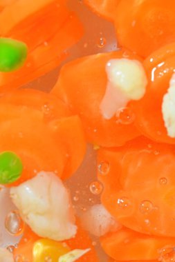 Yakın plan taze sebzeler, havuç, bezelye, karnabahar ve beyaz zemin üzerinde mısır. Havuçlu sebzeler, bezelye, karnabahar ve mısır beyaz arka planda kaynayan suda, yakın plan