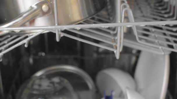 Sterilisierung Von Geschirr Haushaltsgeräte Schiebetüren Der Spülmaschine Rack Mit Sauberem — Stockvideo