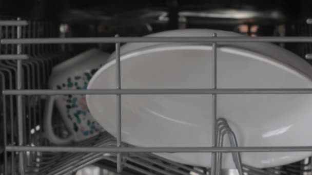 Conceito Tarefas Domésticas Mão Abrir Porta Máquina Lavar Louça Mão — Vídeo de Stock