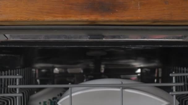 Концепция Домашней Работы Дверь Посудомоечной Машины Открывается Вручную Мужская Рука — стоковое видео