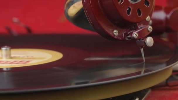 Old Vintage Gramophone Vinyl Record Spinning Close View High Quality — Stock Video