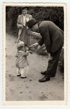 Çekoslovak Cumhuriyeti, Yaklaşık 1942: Vintage fotoğraf bir yürüyüş sırasında oyuncak ile küçük bir kız gösterir, yaklaşık 1942.