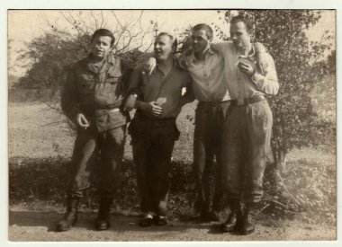 Yaklaşık 1965 Çekoslovak Sosyalist Cumhuriyeti: Bir vintage fotoğraf gösterileri askerler bir dinlenme sırasında.