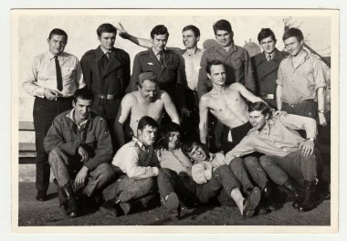 Yaklaşık 1965 Çekoslovak Sosyalist Cumhuriyeti: askerler dört gözle ordu gitmekten A vintage fotoğraf gösterir.