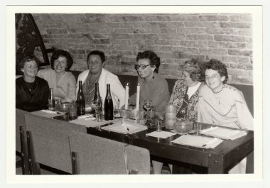 Çekoslovak Sosyalist Cumhuriyeti, 1985: Bir grup insan bir şarap barı Vintage Fotoğraf gösterir.