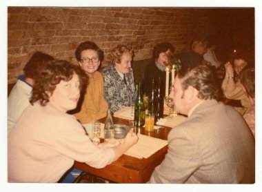 Çekoslovak Sosyalist Cumhuriyeti, 1985: Bir grup insan bir şarap barı Vintage Fotoğraf gösterir.