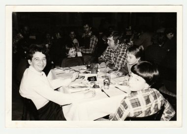 Çekoslovak Sosyalist Cumhuriyeti, 1985: Vintage fotoğraf restoranda bir grup insan gösterir.