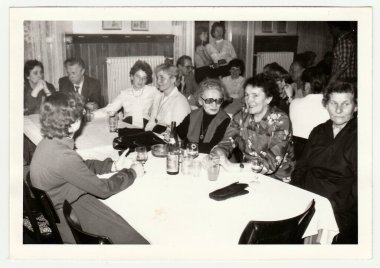 Çekoslovak Sosyalist Cumhuriyeti, 1985: Vintage fotoğraf restoranda bir grup insan gösterir.