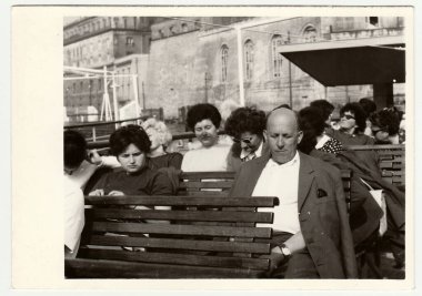 Naples, İtalya - Mayıs, 1969: Vintage Fotoğraf insanlar tatile gösterir.