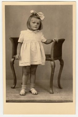 Çekoslovak Cumhuriyeti - 1940'larda yaklaşık: Vintage Fotoğraf saç kurdele ile küçük bir kız gösterir.