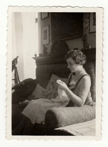Hodonin República Czechoslovak Circa 1941 Foto Vintage Mulher Que Faz — Fotografia de Stock