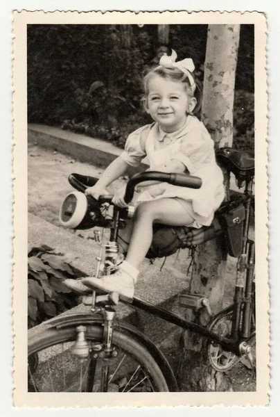 Hodonin République Tchécoslovaque Circa 1943 Photo Vintage Montrant Une Petite — Photo