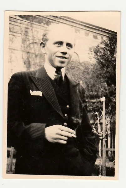 Hodonin Csehoszlovák Köztársaság 1941 Június Cigarettás Férfi Évjáratú Fényképe Portré — Stock Fotó